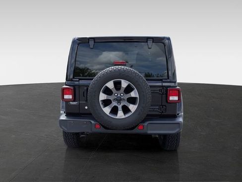 Used 2018 Jeep Wrangler Unlimited Sahara AWD/4WD image 8