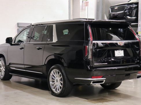 Used 2022 Cadillac Escalade ESV Premium Luxury image 3