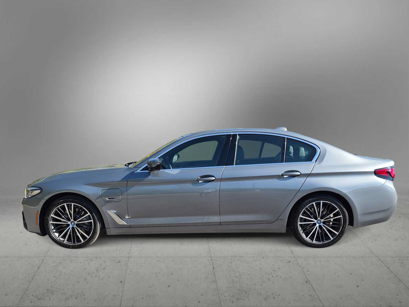 Used 2023 BMW 530e xDrive w/ Convenience Package AWD/4WD image 5