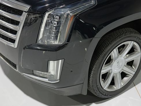 Used 2018 Cadillac Escalade Luxury AWD/4WD image 7