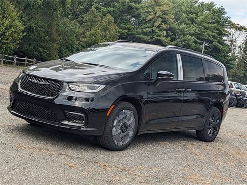 New 2026 Chrysler Pacifica Limited w/ S Appearance Package image 6