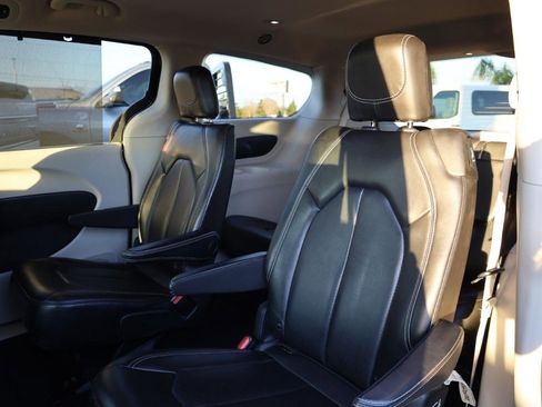 Used 2021 Chrysler Voyager Lxi image 12