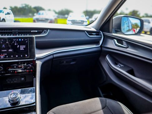 Used 2023 Jeep Grand Cherokee Laredo image 13