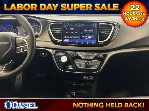 Used 2025 Chrysler Pacifica Select FWD image 16