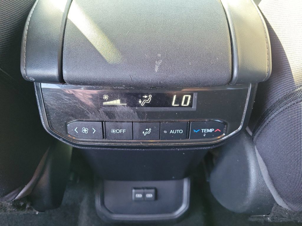 Used 2023 Toyota Highlander L FWD image 16