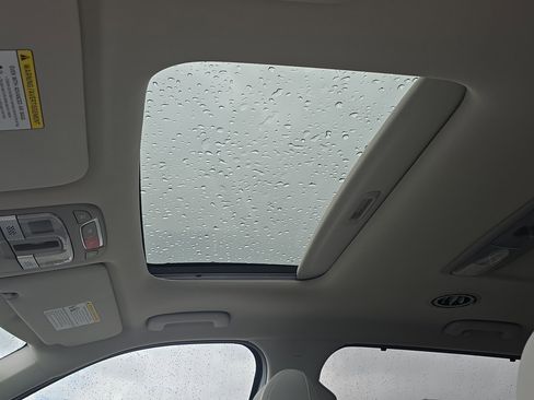 Used 2024 Kia Telluride EX w/ EX Captain's Chair Package image 21