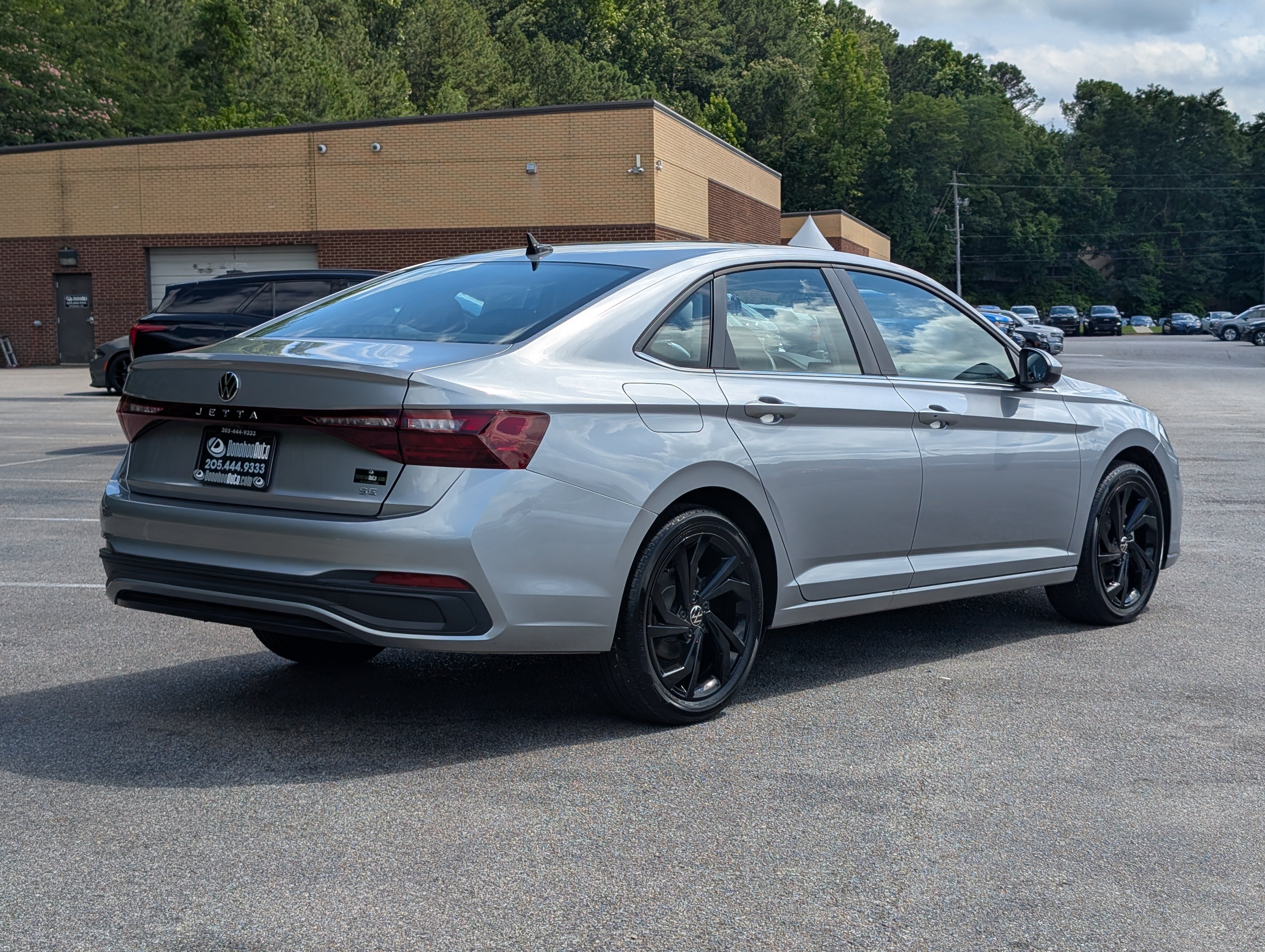 Used 2025 Volkswagen Jetta SE w/ Sunroof Package FWD image 9