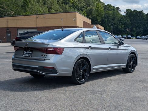 Used 2025 Volkswagen Jetta SE w/ Sunroof Package FWD image 9