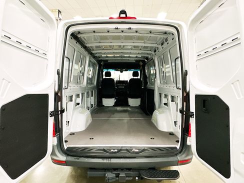 Used 2025 Mercedes-Benz Sprinter 2500 image 23