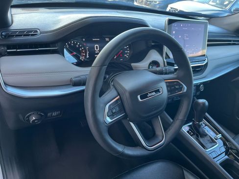 Used 2025 Jeep Compass Limited image 35