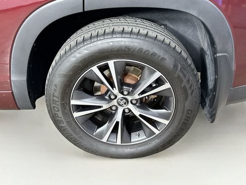 Used 2018 Toyota Highlander LE w/ Carpet Mat Package (TMS) AWD/4WD image 8