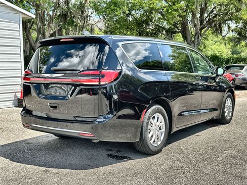 Used 2024 Chrysler Pacifica Touring-L FWD image 8