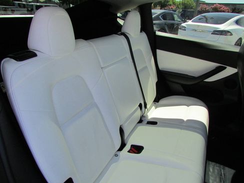 Used 2021 Tesla Model Y Long Range AWD/4WD image 25