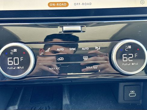 Used 2025 Land Rover Discovery S image 17