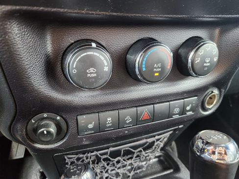 Used 2016 Jeep Wrangler Unlimited Sahara w/ Dual Top Group AWD/4WD image 28