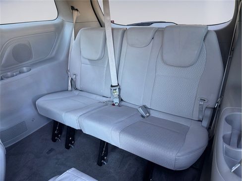 Used 2017 Kia Sedona LX image 19