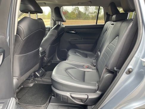 Used 2023 Toyota Highlander L image 25