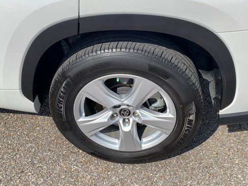 Used 2023 Toyota Highlander L image 8