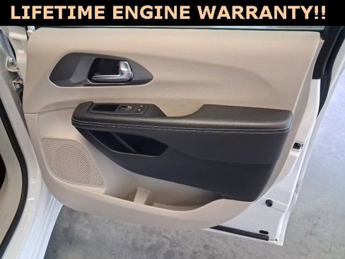 Used 2024 Chrysler Pacifica Touring-L image 29