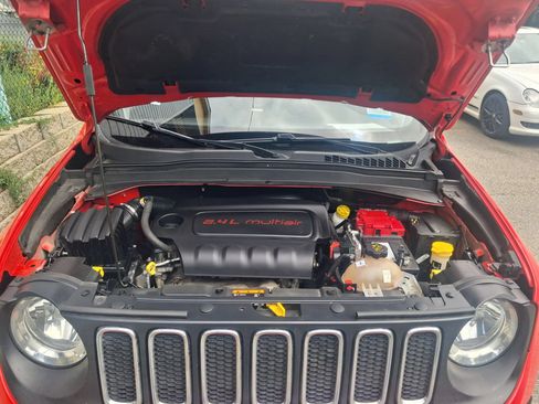 Used 2018 Jeep Renegade Latitude w/ Popular Equipment Group AWD/4WD image 18