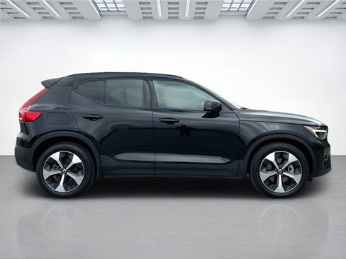 Used 2023 Volvo XC40 B4 Ultimate image 3