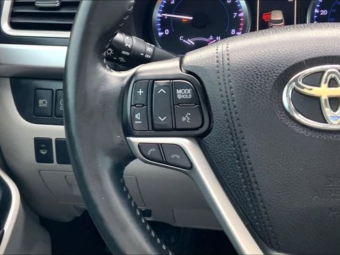 Used 2017 Toyota Highlander Plus FWD image 23