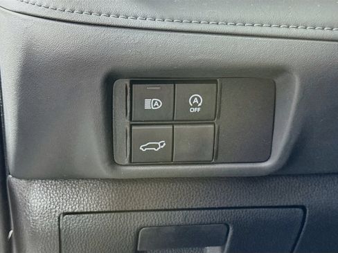 Used 2024 Toyota Highlander XLE AWD/4WD image 10