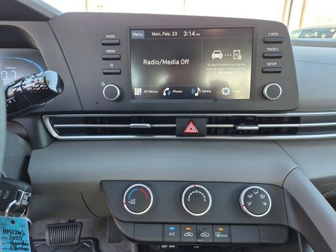 Used 2025 Hyundai Elantra SE image 17