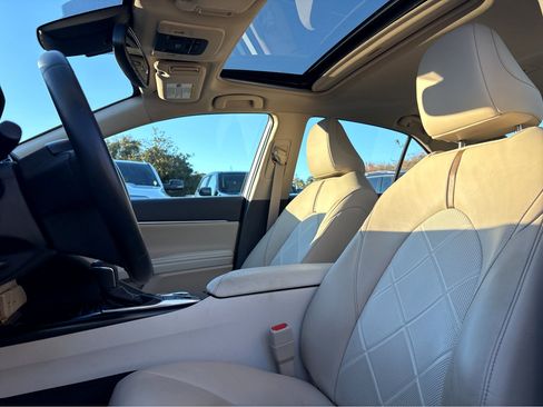 Used 2019 Toyota Camry Hybrid image 19