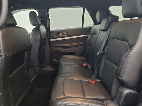 Used 2018 Ford Explorer XLT w/ Equipment Group 202A AWD/4WD image 18