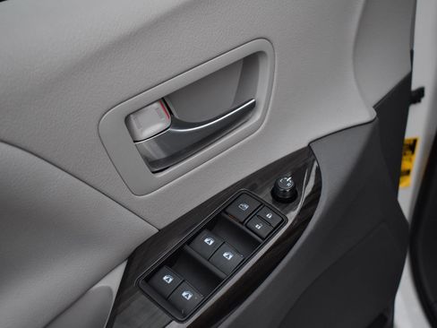 Used 2020 Toyota Sienna XLE image 13