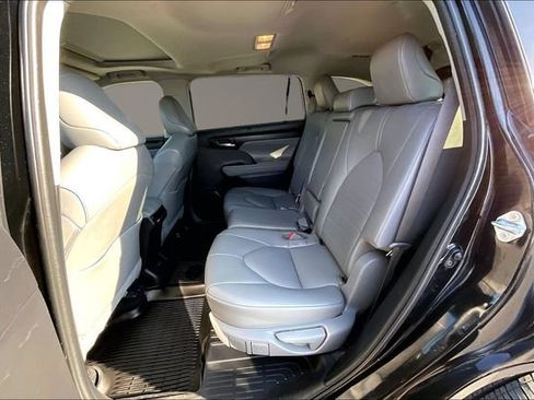 Used 2022 Toyota Highlander XLE AWD/4WD image 24