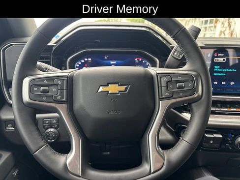 Used 2025 Chevrolet Silverado 2500 LTZ w/ LTZ Convenience Package AWD/4WD image 15