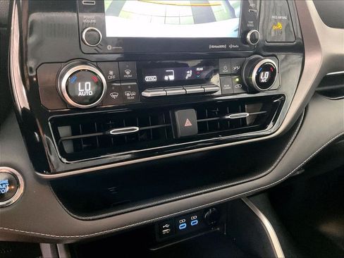 Used 2022 Toyota Highlander LE AWD/4WD image 25