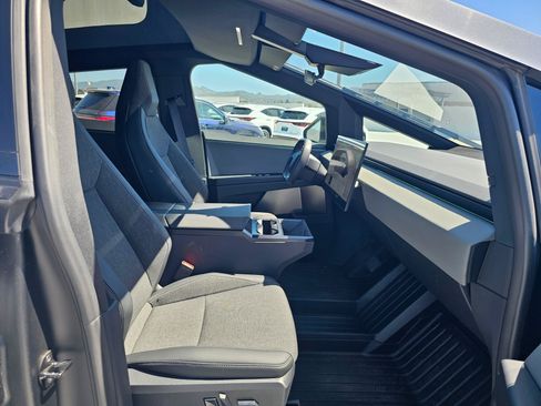 Used 2026 Tesla Cybertruck 2WD Crew Cab image 10