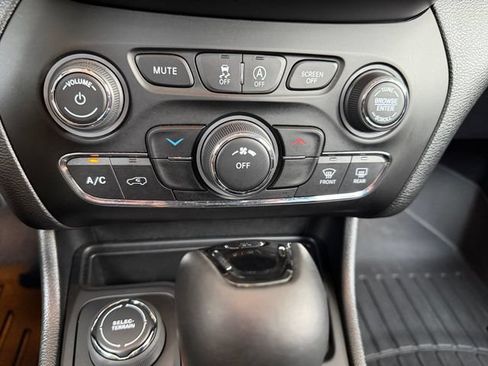 Used 2021 Jeep Cherokee Latitude Plus AWD/4WD image 28