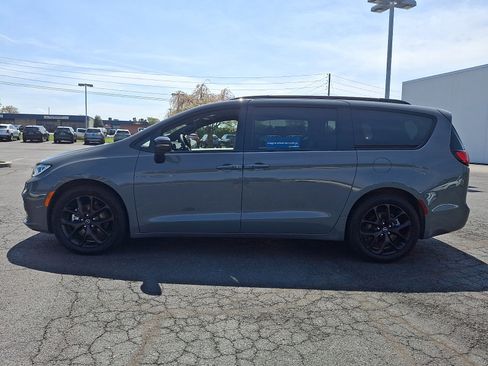 Used 2025 Chrysler Pacifica Limited FWD image 4