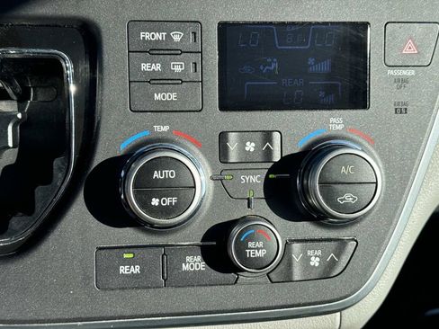 Used 2015 Toyota Sienna XLE AWD/4WD image 40