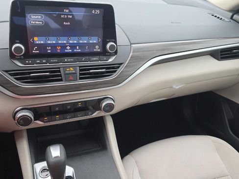 Used 2025 Nissan Altima 2.5 SV FWD image 7
