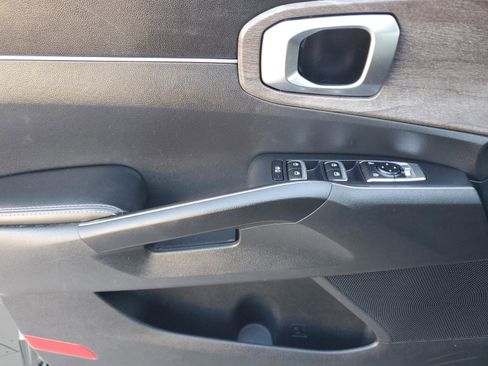 Certified 2022 Kia Sorento S w/ Panoramic Sunroof Package image 18