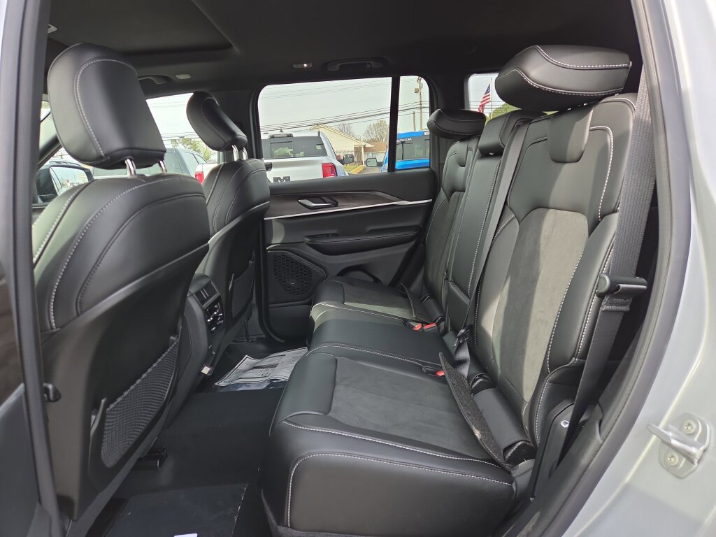 New 2026 Jeep Grand Cherokee Altitude RWD image 7