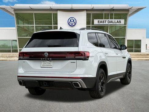 New 2025 Volkswagen Atlas Peak Edition SE image 3