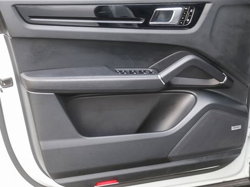 Used 2020 Porsche Cayenne S image 19