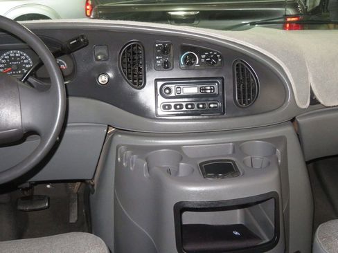 Used 2003 Ford E-350 and Econoline 350 Super Duty Wagon image 30