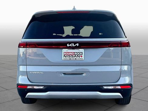 Used 2024 Kia Carnival EX image 5