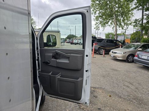 Used 2016 Chevrolet Express 3500 RWD image 18