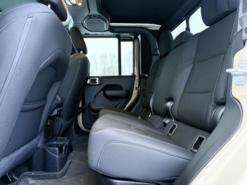 Used 2022 Jeep Gladiator Sport image 14