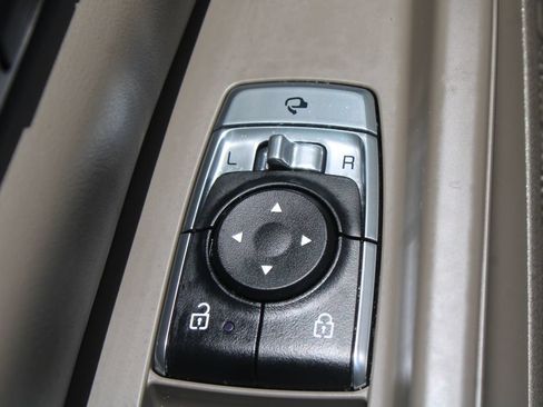 Used 2025 Kia Carnival EX FWD image 27