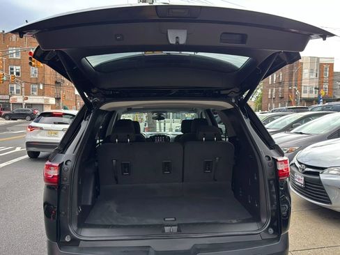 Used 2021 Chevrolet Traverse LT image 8