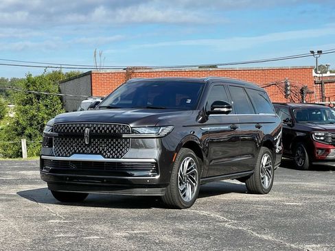 Used 2025 Lincoln Navigator Reserve AWD/4WD image 11